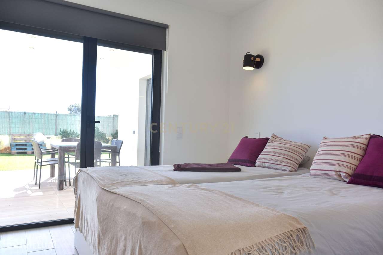 Luxo e Tranquilidade em Sagres: Uma Moradia Contemporânea à espera de-14