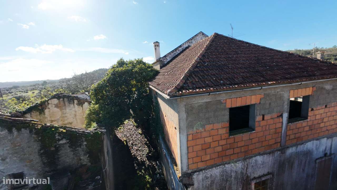 Quinta para restaurar na freguesia de Chãos-43