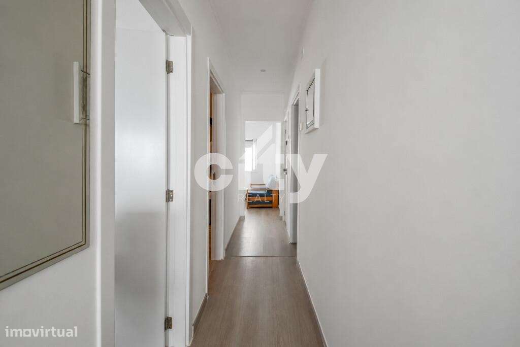 T1+1 Totalmente Remodelado com Varanda e Marquise | Pronto a Habitar |-5