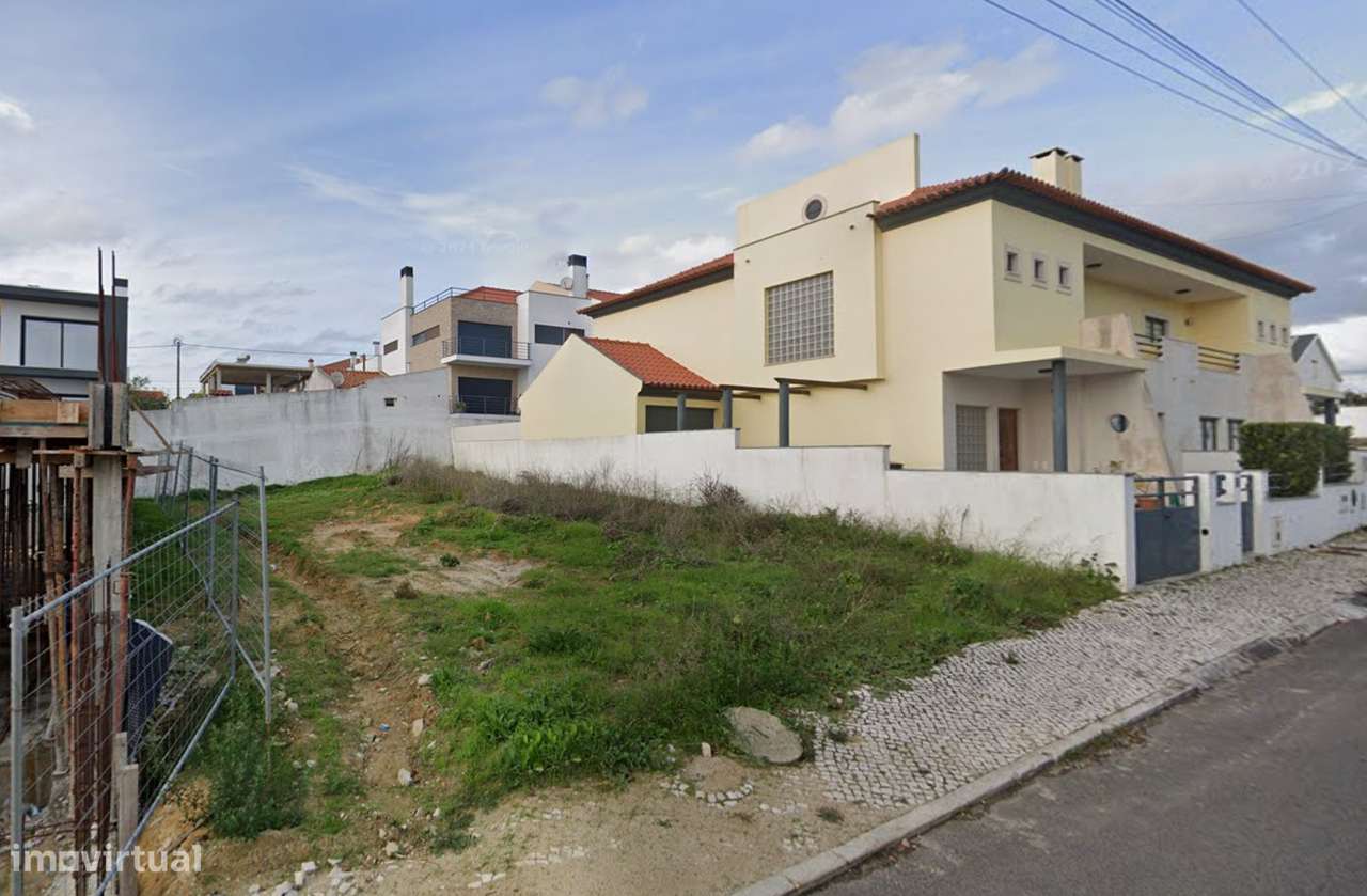 Terreno Urbano - Moradia T4 c/ Garagem e Piscina - Santa Iria de Azoia-3