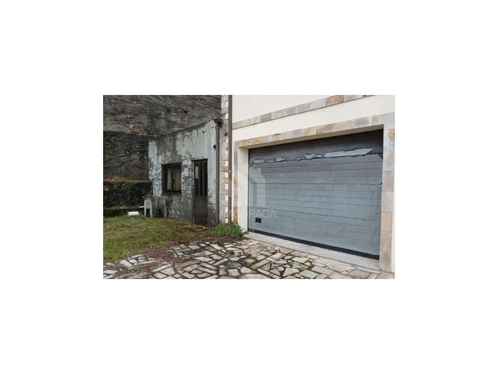 Moradia individual T4 situada em Alijó, no distrito de Vila Real-11