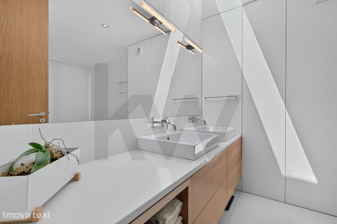 Moradia T5 de Luxo com Piscina e Lote de 2.773 m2-35