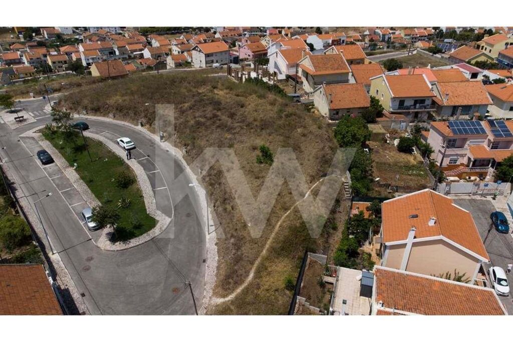 Lote de terreno em Casal de Cambra para construção de moradia