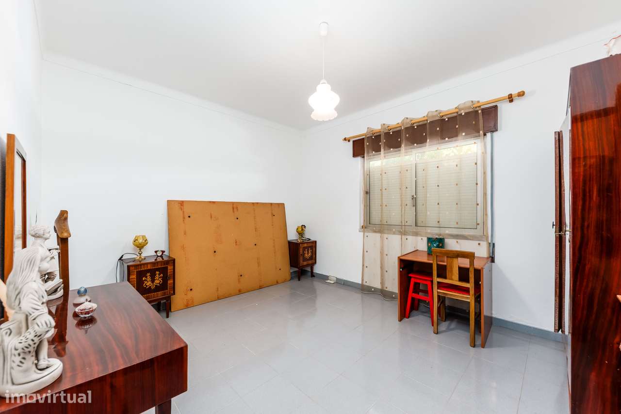 Moradia Isolada de 2 Pisos em Fernão Ferro – Excelente Área Exterior-24