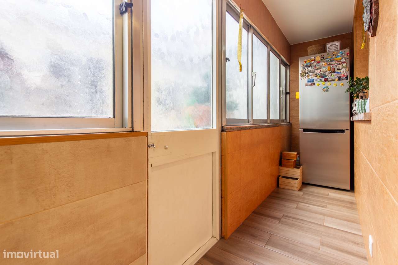 Paio Pires - Apartamento de 4 assoalhadas remodelado, com quintal-7