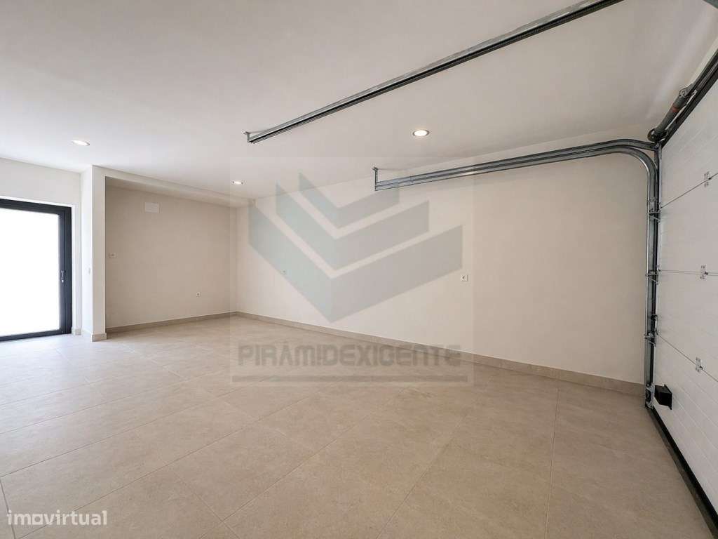 Ampla Moradia T4 em Azeitão: 72m² Open Space, 3 Suítes-28