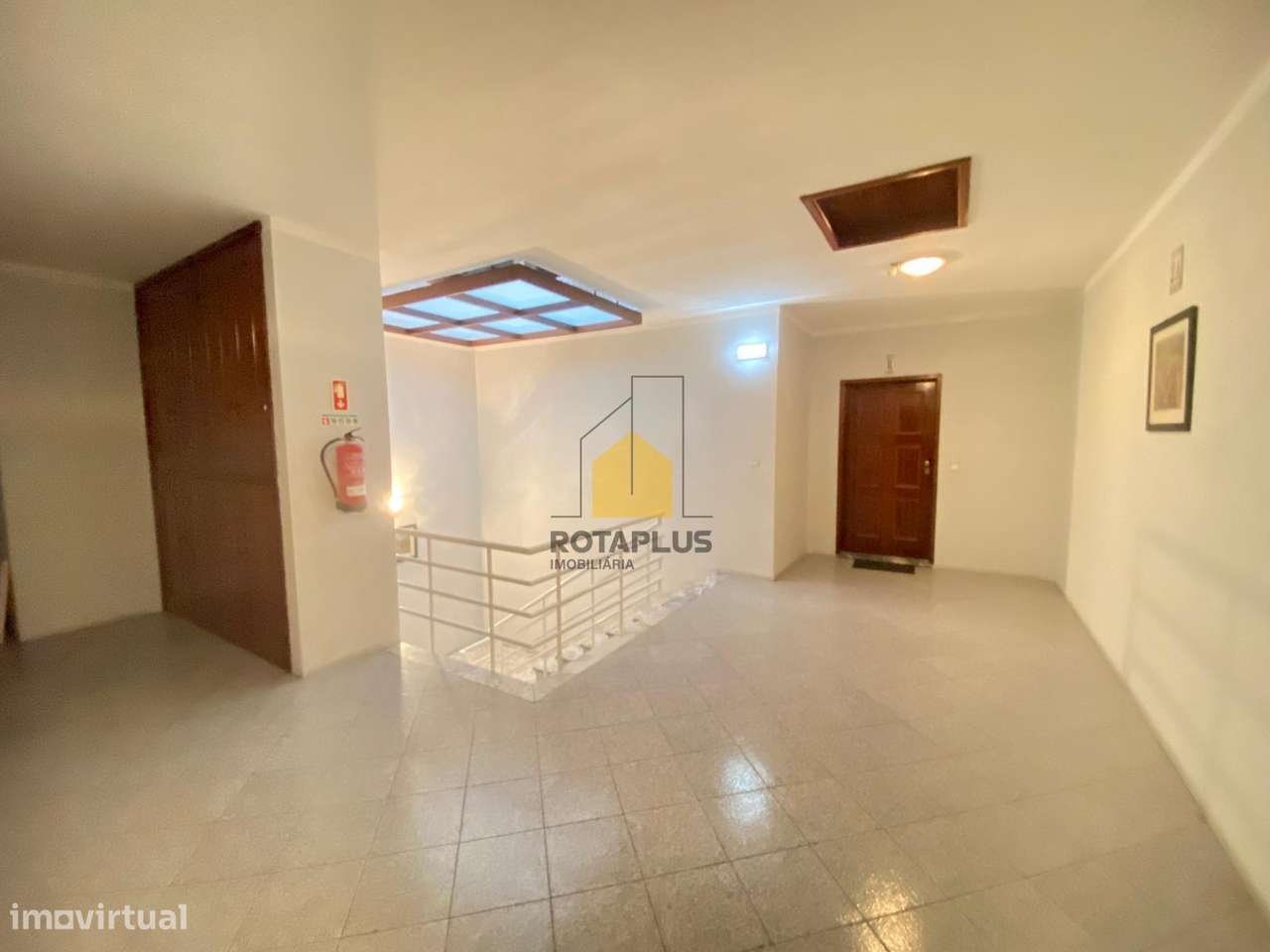 Apartamento T2 com excelentes áreas, varanda e garagem-16