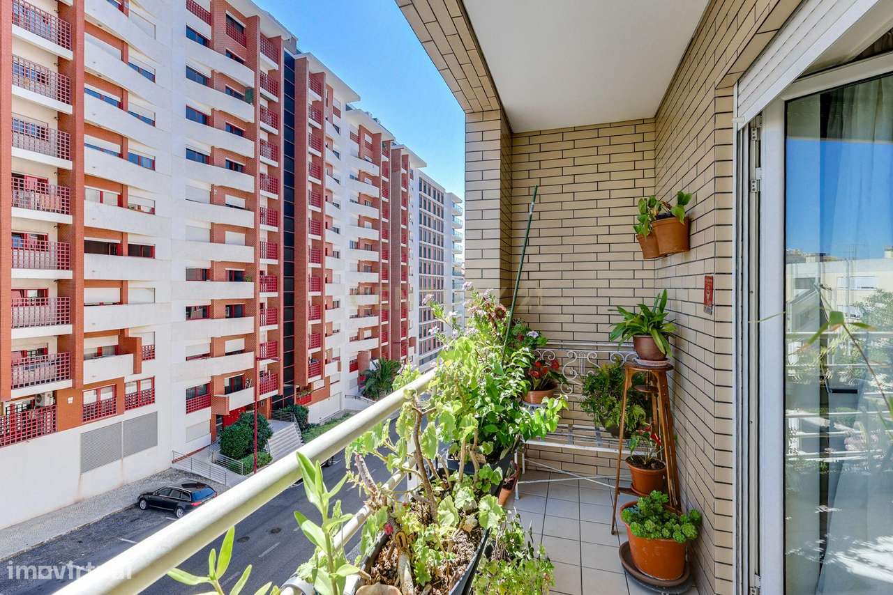 T2 com 120 m2 e Garagem - Alto dos Moinhos - Grande imagem: 4/27