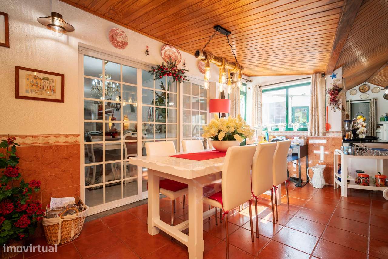 Moradia T4+1 para venda em Queijas.-8