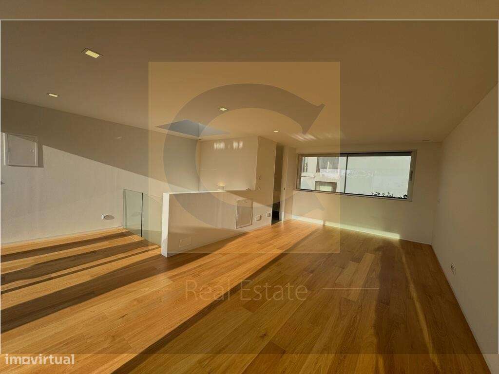 Moradia T4 Triplex Nova com Jardim, Terraço e Garagem para 4 Carros ju-22