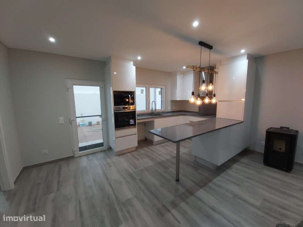 Moradia isolada T3+2, com garagem, jardim e piscina.-6