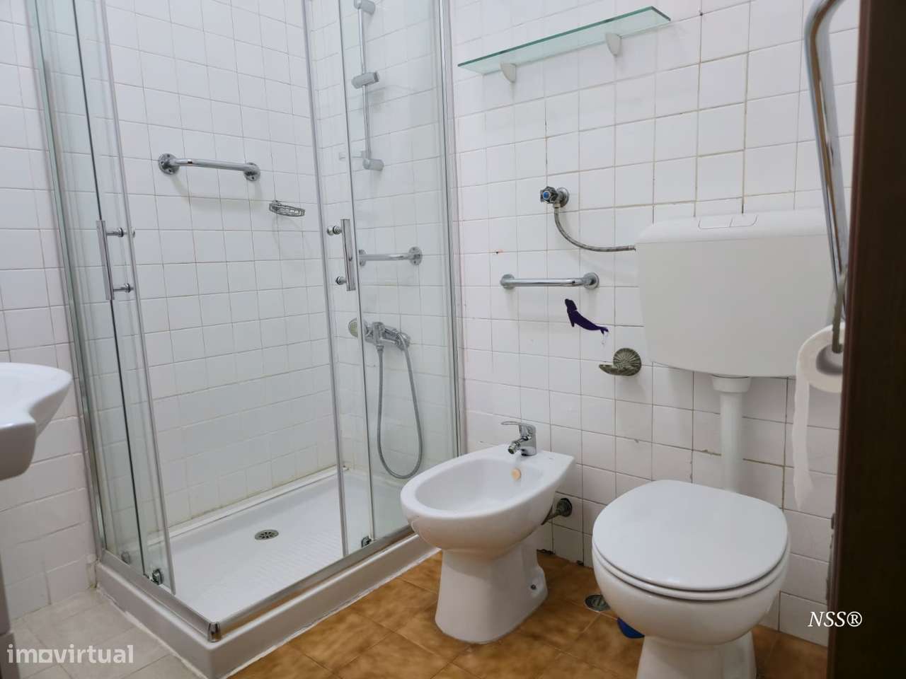 Apartamento T2 com quintal e anexo na Amadora-24