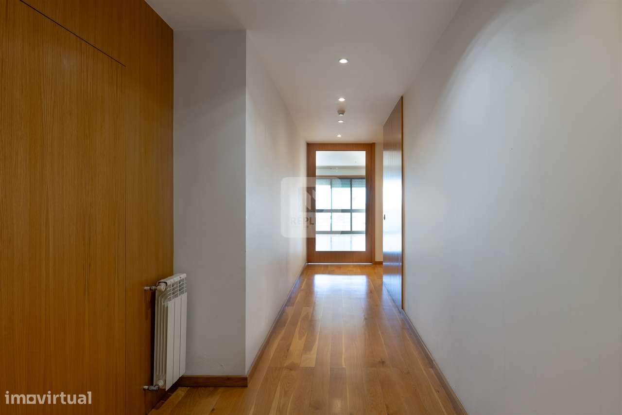 Apartamento T3+1 com Varanda e Vistas Desafogadas em Ramalde - Grande imagem: 3/32