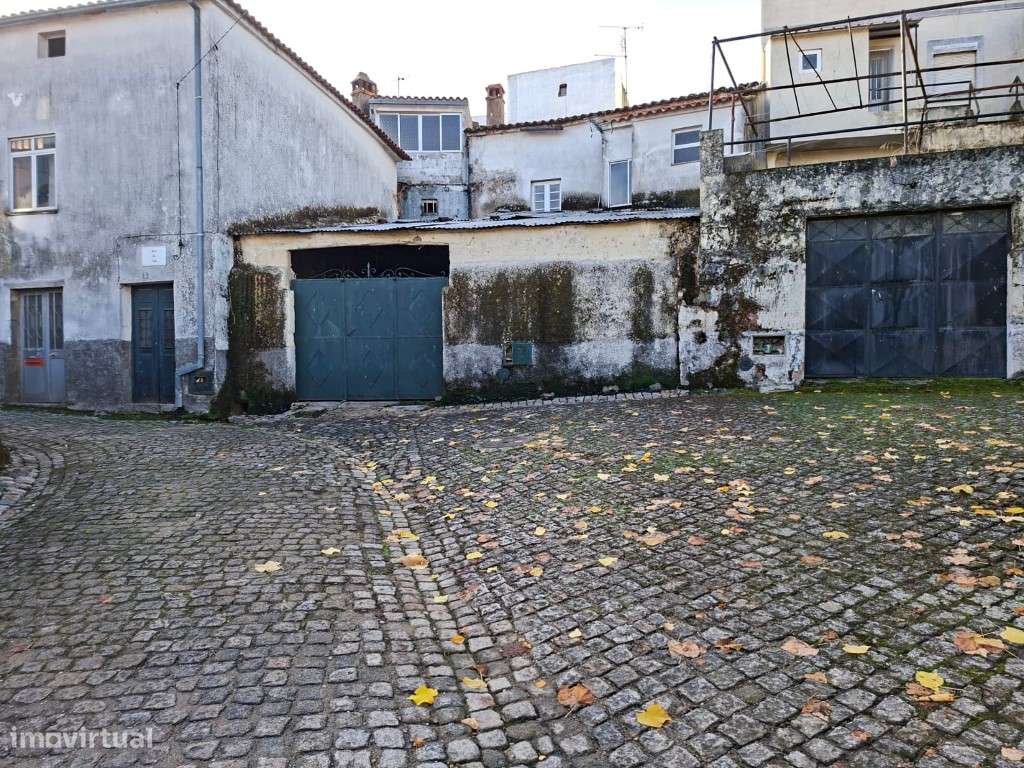 Moradia Central no Fundão com Garagem Ampla-5