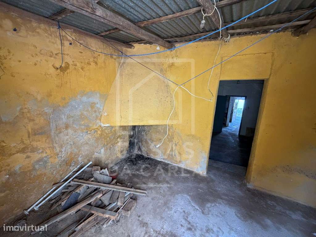 Moradia T1+1 com quintal para remodelação em Vila Ruiva-23