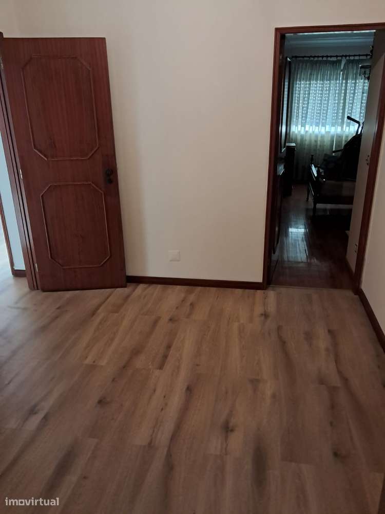 Apartamento T3 amplo com varanda, garagem e excelente localização - Grande imagem: 2/22