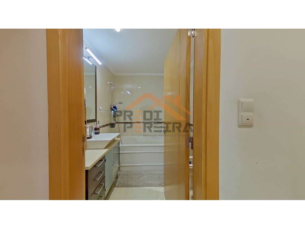 Situado na Urb. Colinas do Cruzeiro, T3 com três varandas e box par...-9