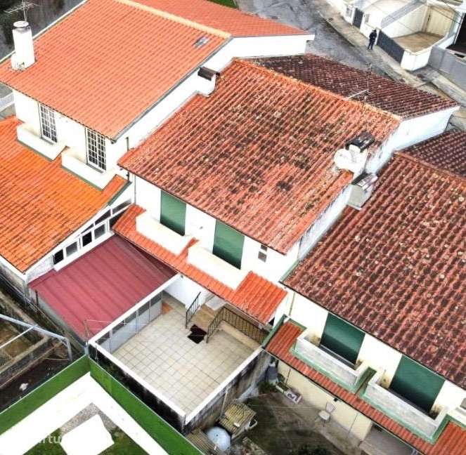 Felgueiras | A poucos minutos do centro: T4 com 3 pisos - Grande imagem: 3/25