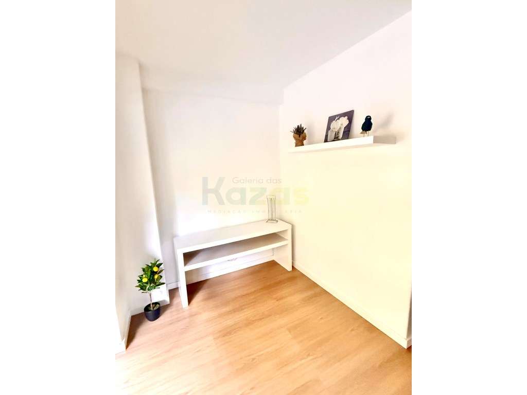 Escritório adaptado para T0 - Garagem - Av. Marquês de Pombal - Leiria-9
