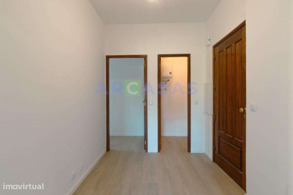 Apartamento T2 renovado, com lugar de garagem e varanda em Baguim do M-18