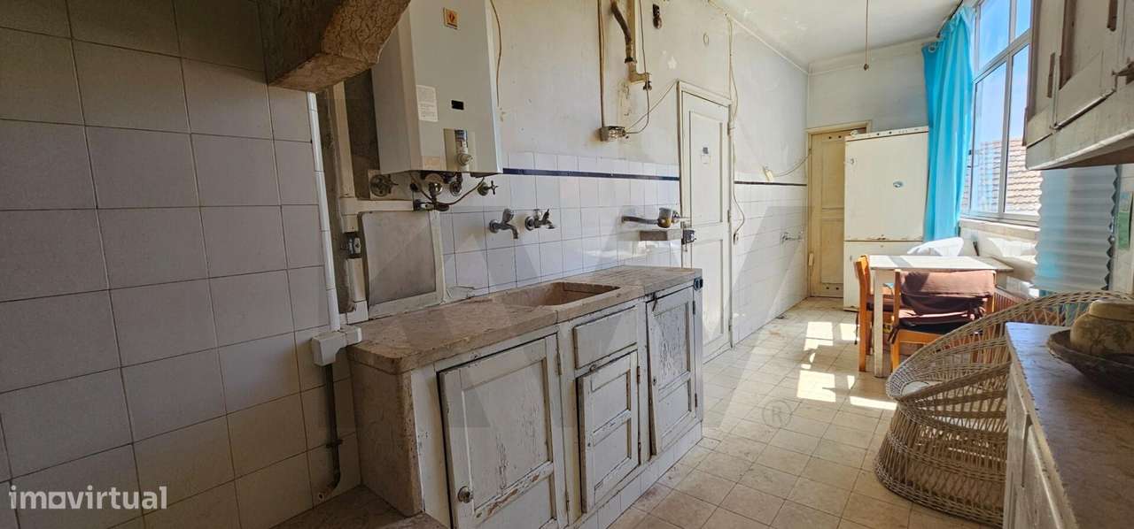 Apartamento com 5 divisões, 118m2 de área em prédio dos anos 50 com el - Grande imagem: 4/33