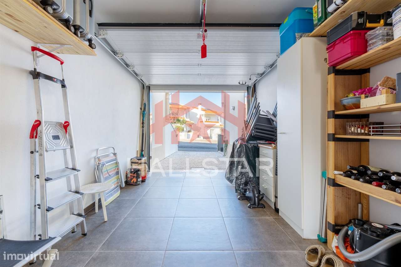 Moradia T4 / Jardim e Garagem / Cela-36