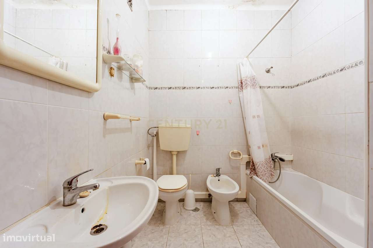 Apartamento T4 - Laranjeiro-23