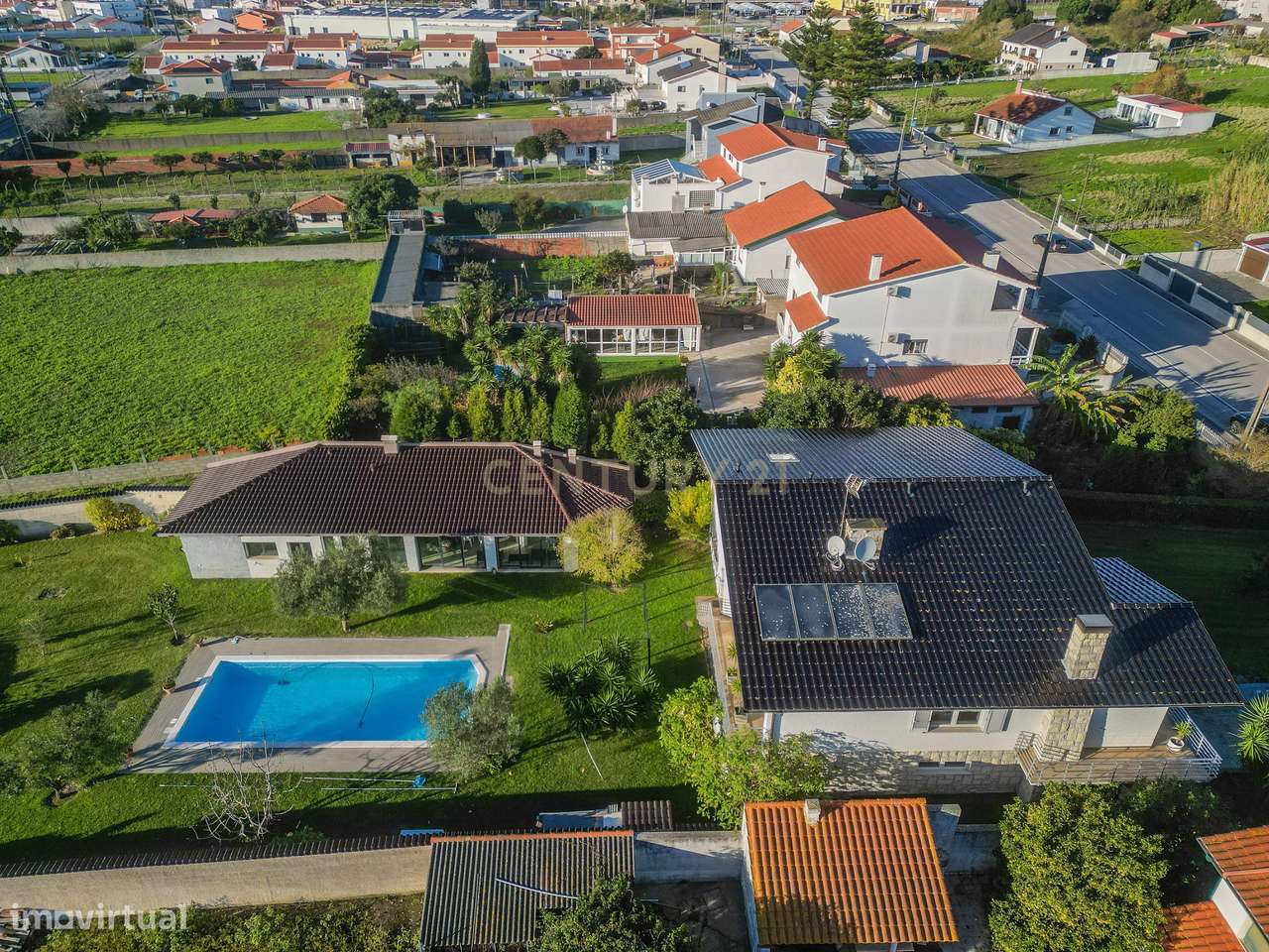 Moradia com piscina, terreno e anexos em Vieira de Leiria e a 2km da p-8