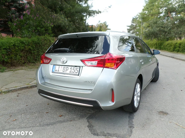 Toyota Auris 1.6 Premium + - 4