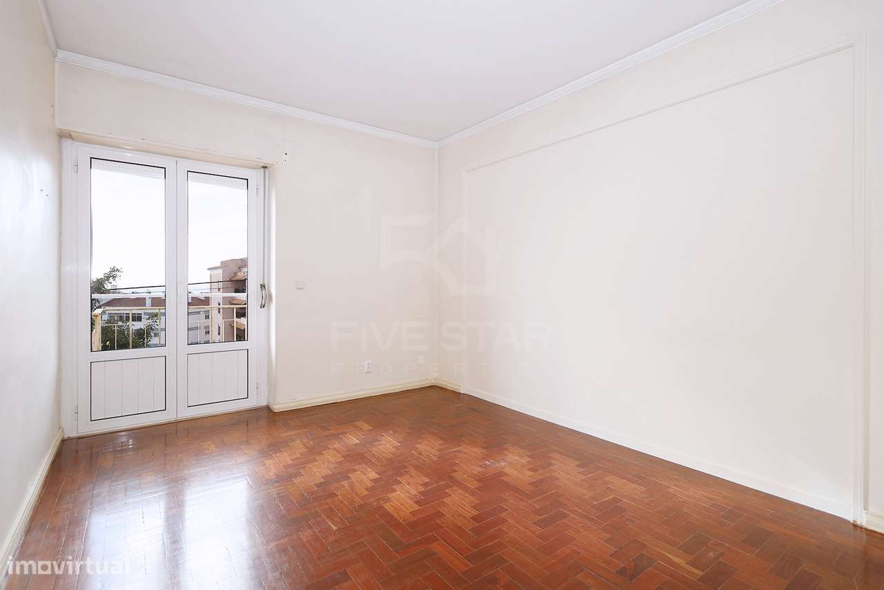 T4 Duplex - Parede - Vista Mar - Varanda - Garagem - Para Renovação-25