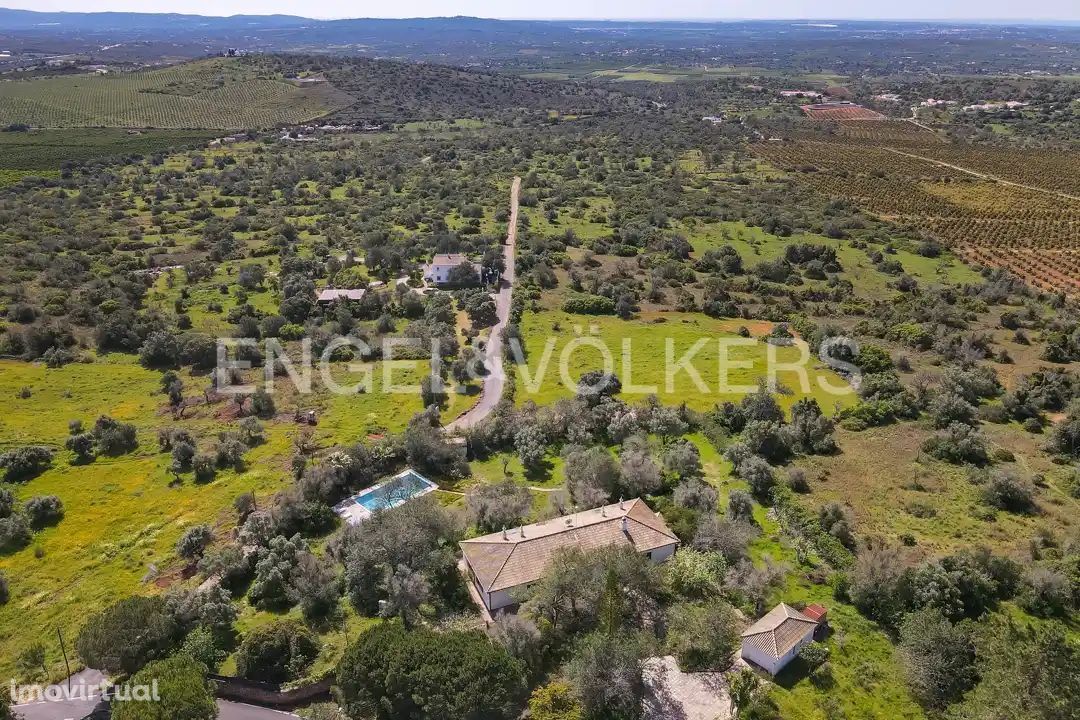 Casa de campo com vistas espetaculares para o campo e mar distante