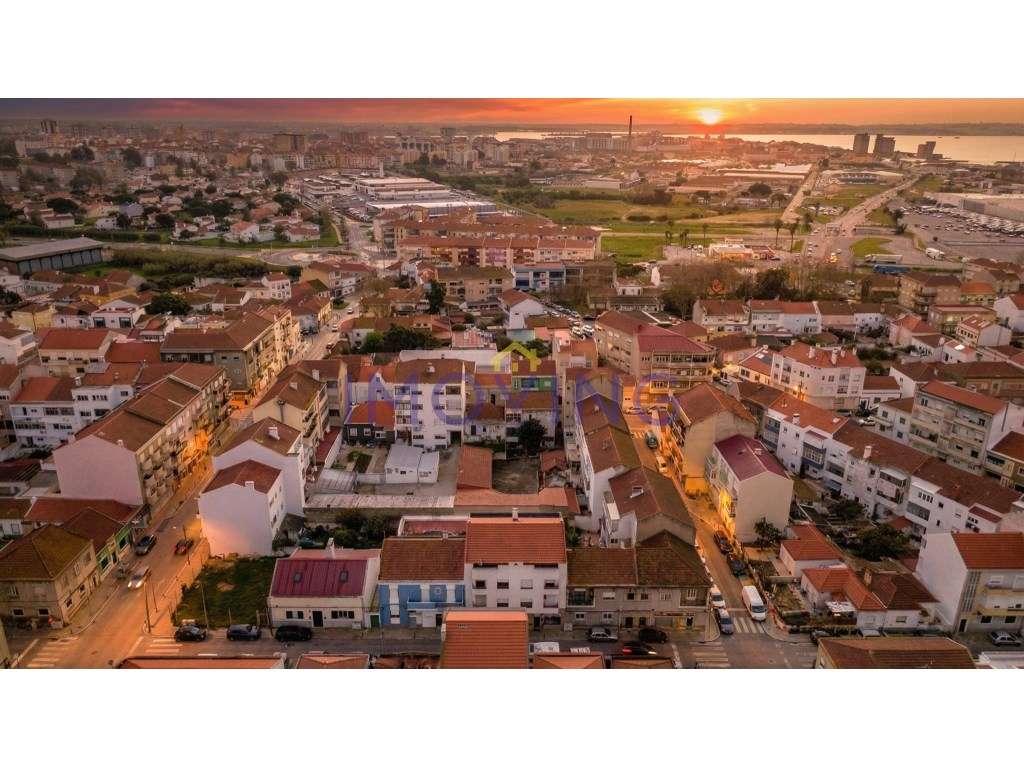 Prédio, moradia e garagens para Investimento-46