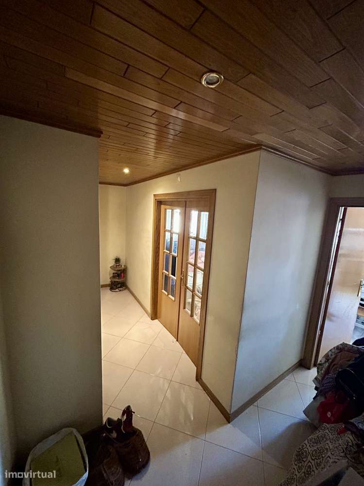 T2 com lareira e vista desafogada em todas as divisões - Grande imagem: 4/20