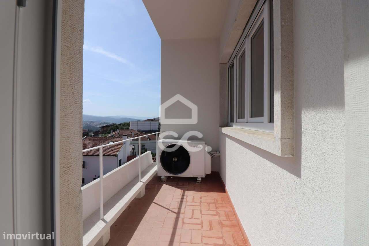 Moradia totalmente remodelada com 6 apartamentos T2 junto à Dias da Si-10