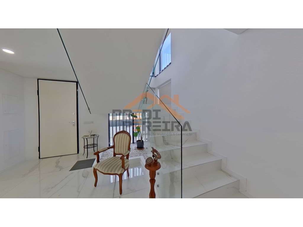 Moradia T3, situada no Casal da Silveira, em Famões-15