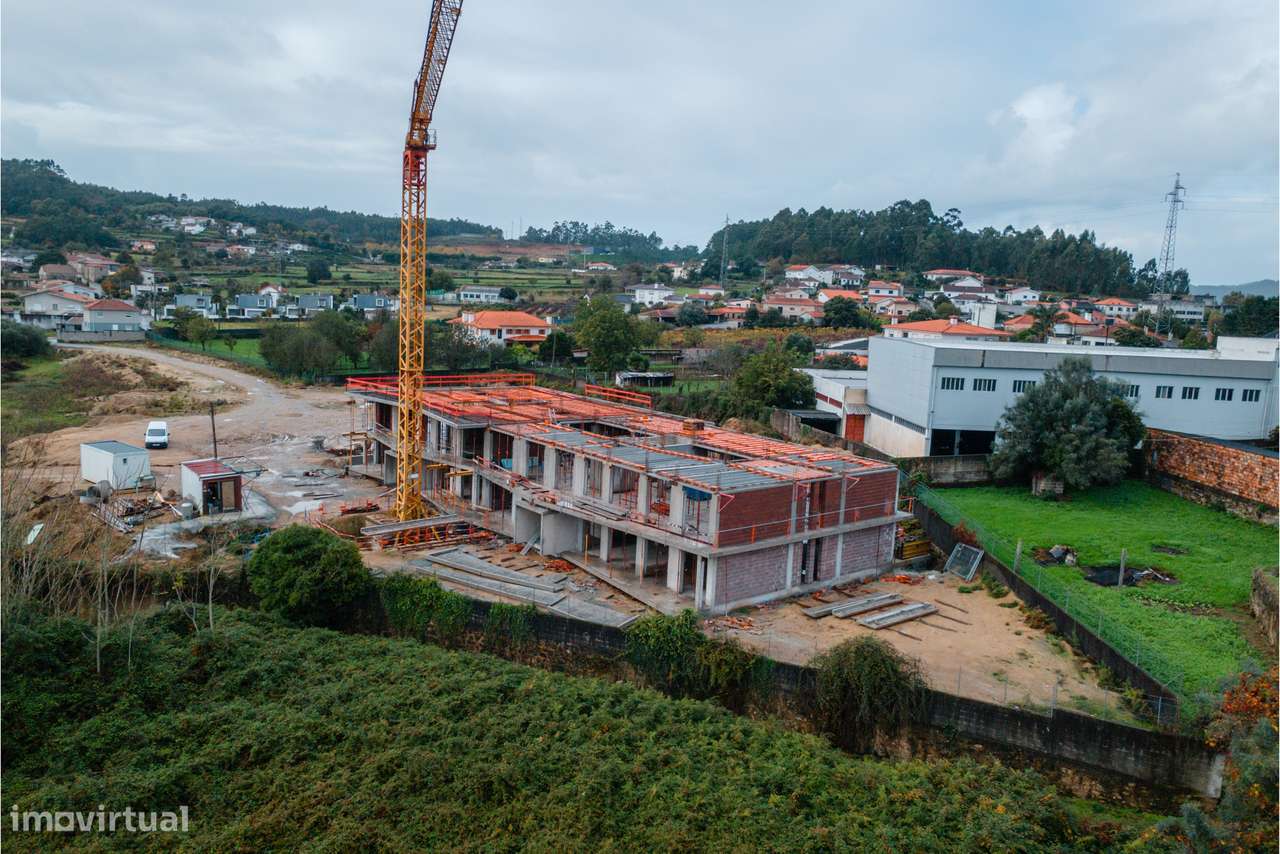 Apartamento T2 em fase de construção c/ 2 frentes e garagem fechada, e-12