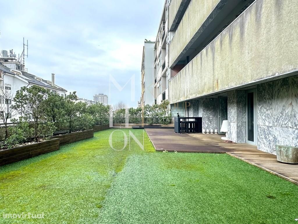 T4 com terraço virado a Poente na 3ª linha de mar