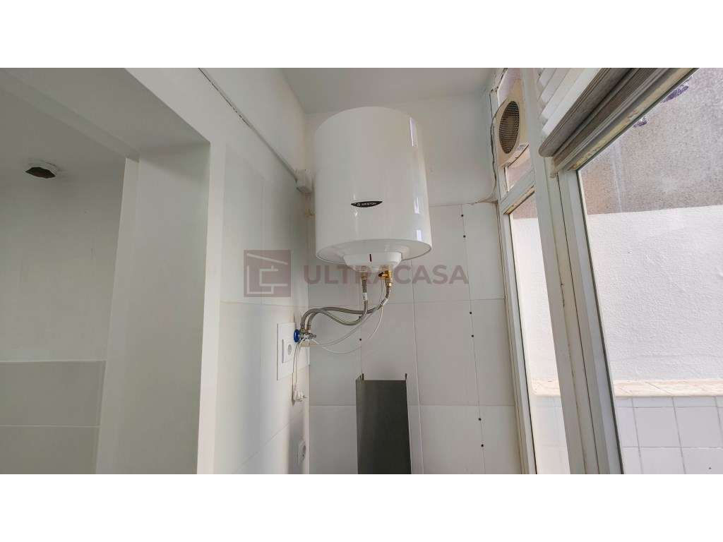 T0 Remodelado com Logradouro no Centro da Amadora-12
