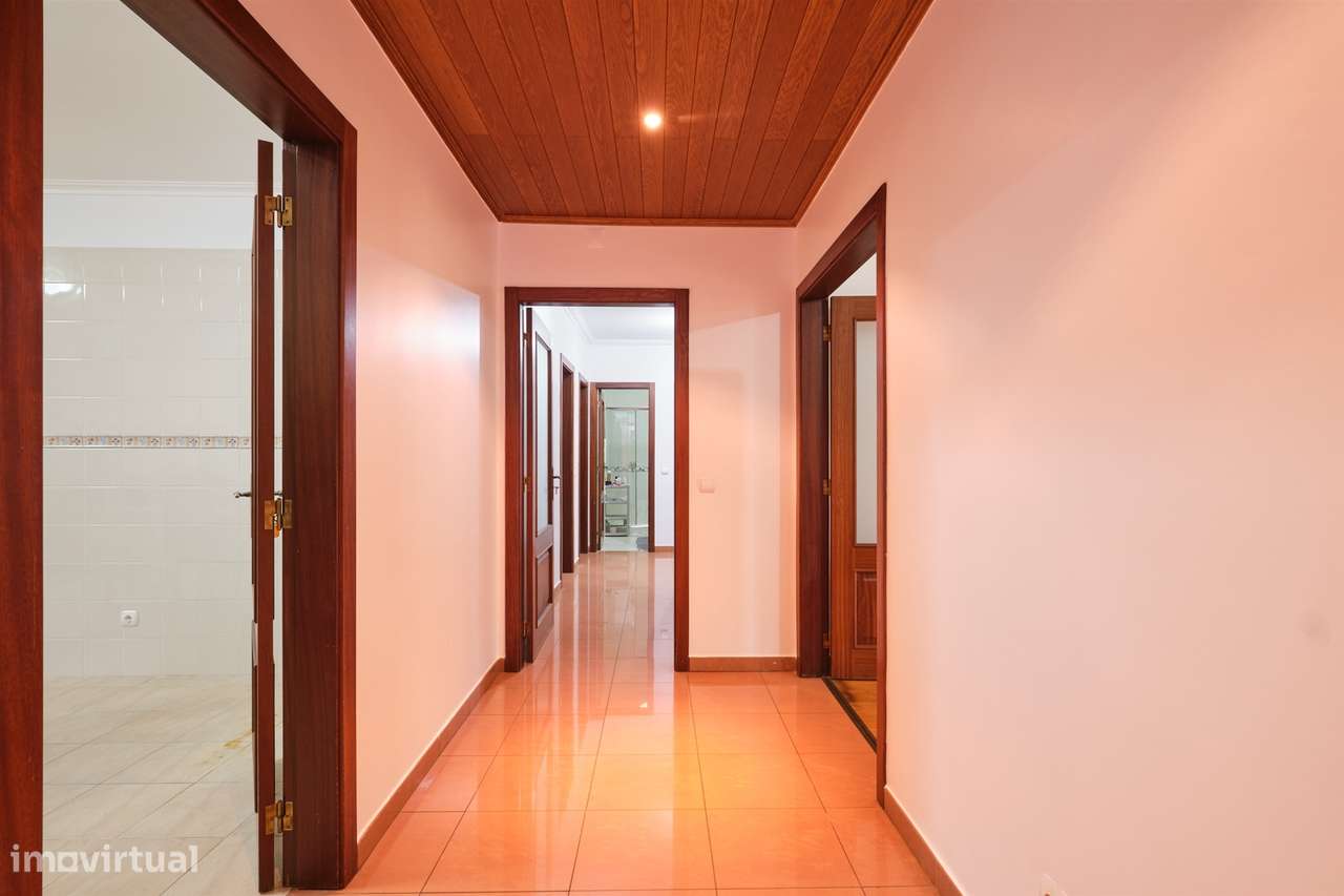 T4 + 1 c/ Varanda, Terraço, Sótão c/ WC + 3 Lugares estacionam/ - Grande imagem: 4/60