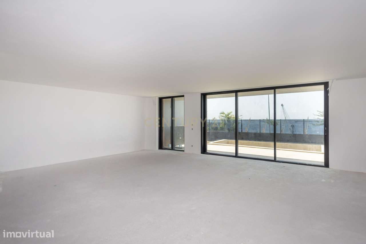 Moradia T4 de Luxo em Setúbal com Vista Rio e Serra-5