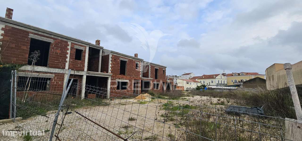 Terreno urbano com 6 moradias em construção - Grande imagem: 3/18