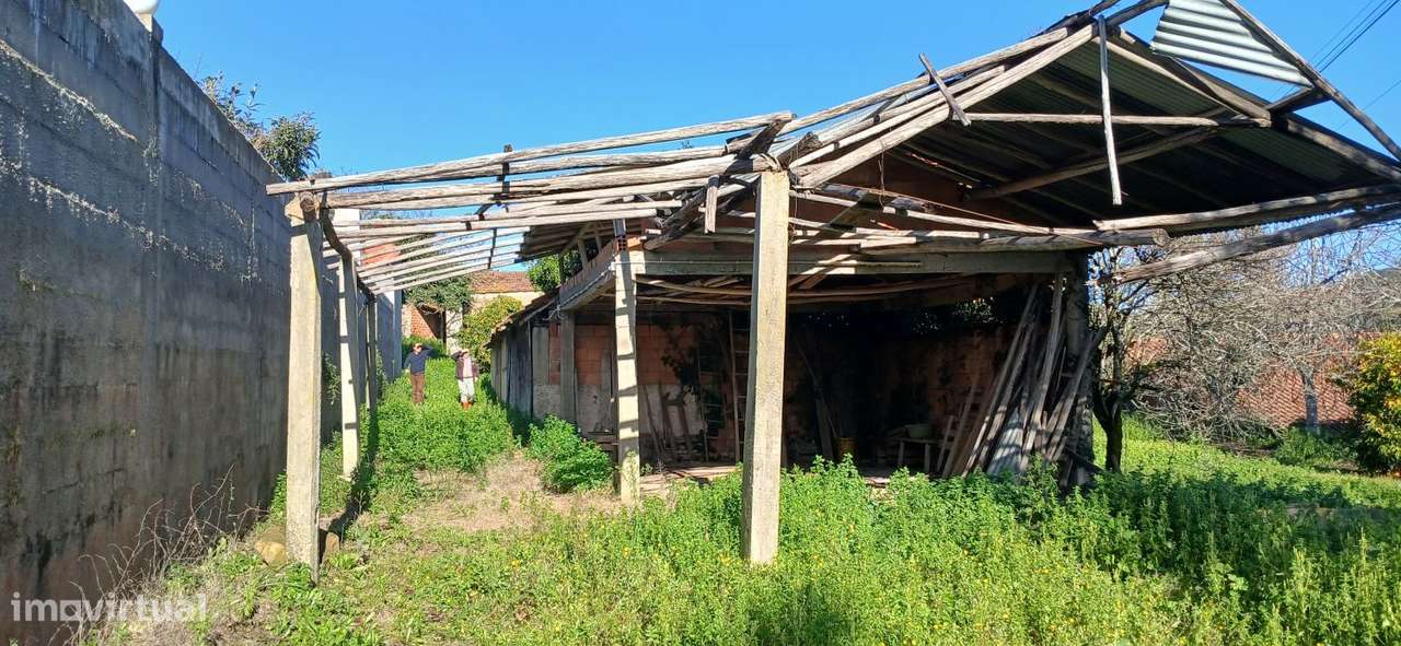 Quinta para restaurar na freguesia de Chãos-32