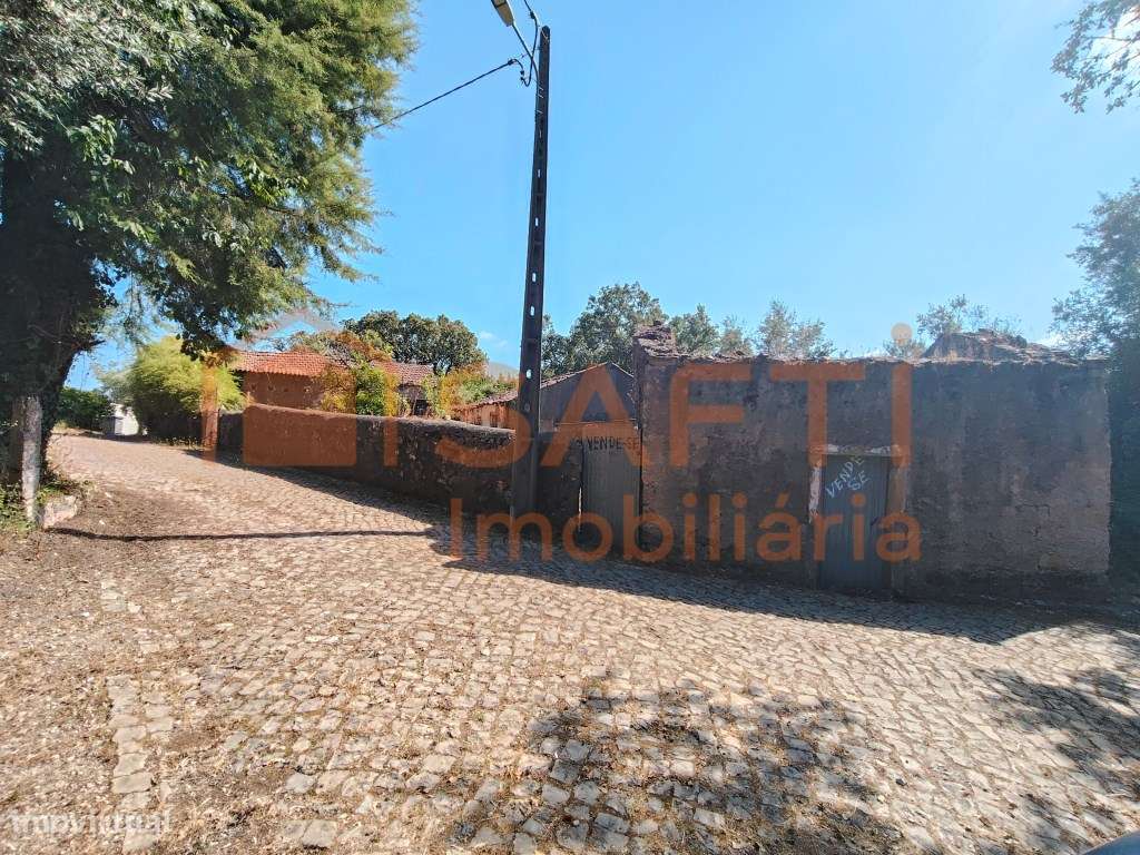 MORADIAS PARA RECONSTRUÇÃO, COM TERRENO DE CULTIVO TODO MURADO. - Grande imagem: 3/42