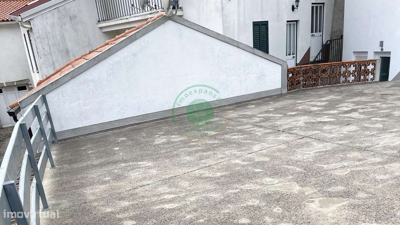 Casa com Terraço e Espaço Versátil-19