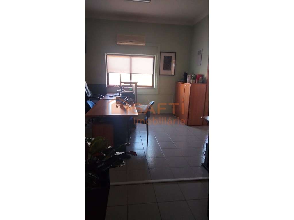 Oportunidade Única: Escritório Espaçoso com Potencial de Transforma... - Grande imagem: 3/3