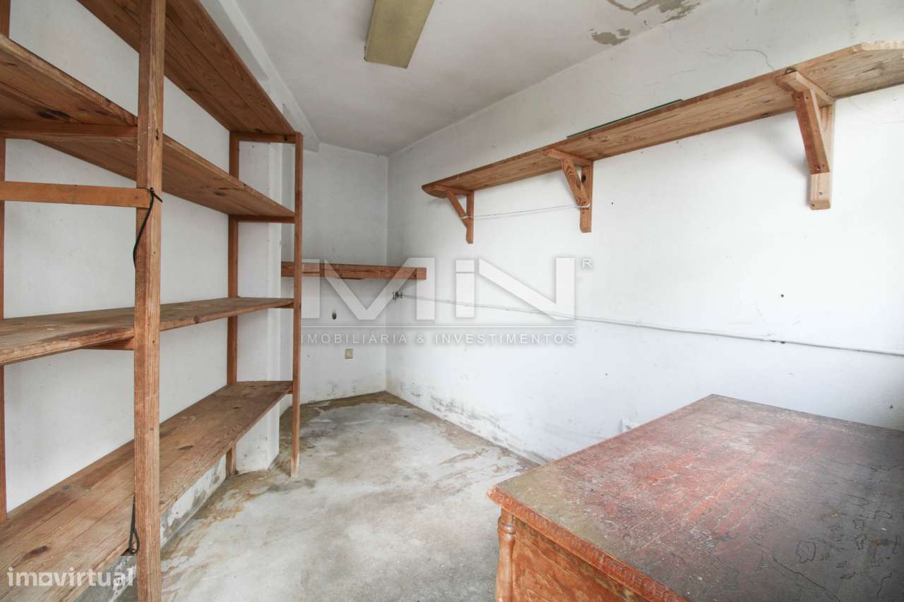 Moradia de 3 Frentes com Vista Panorâmica no Coração de Gondomar-44