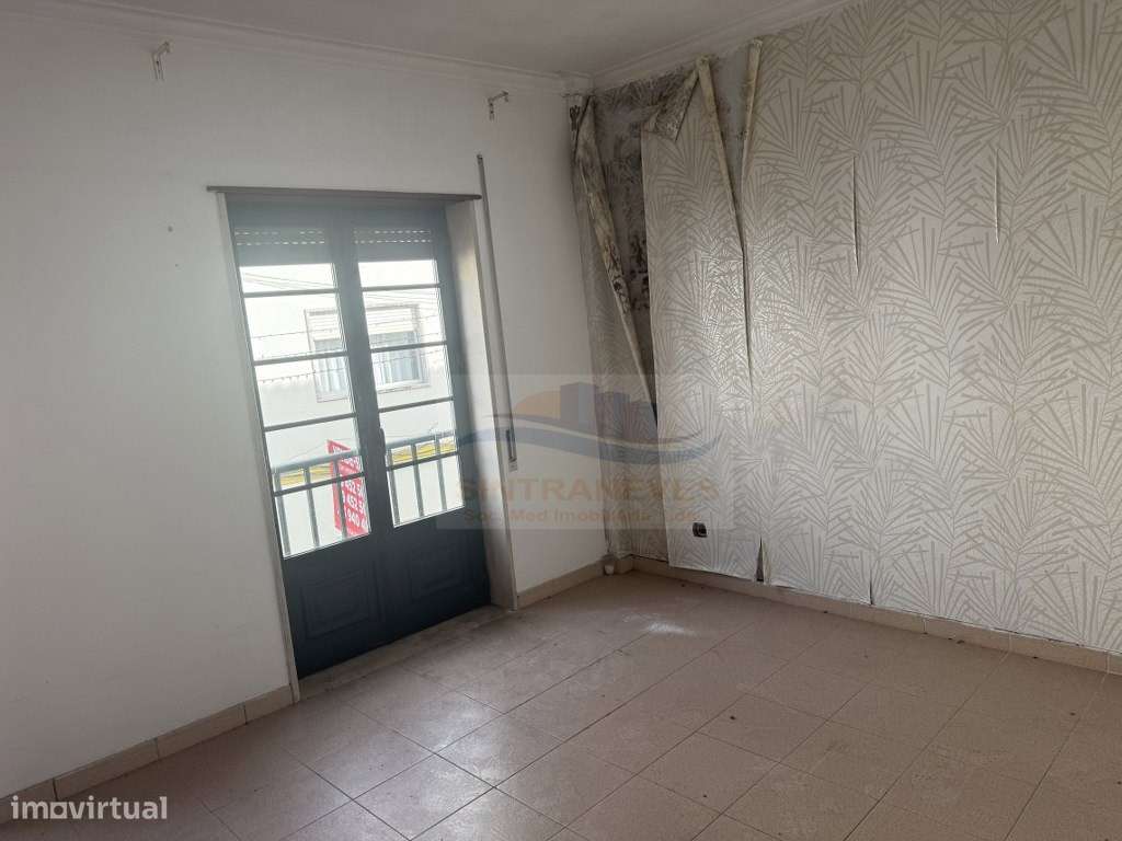 Edifício de rés-do-chão para comércio e 1o andar com sotão destinad... - Grande imagem: 4/31