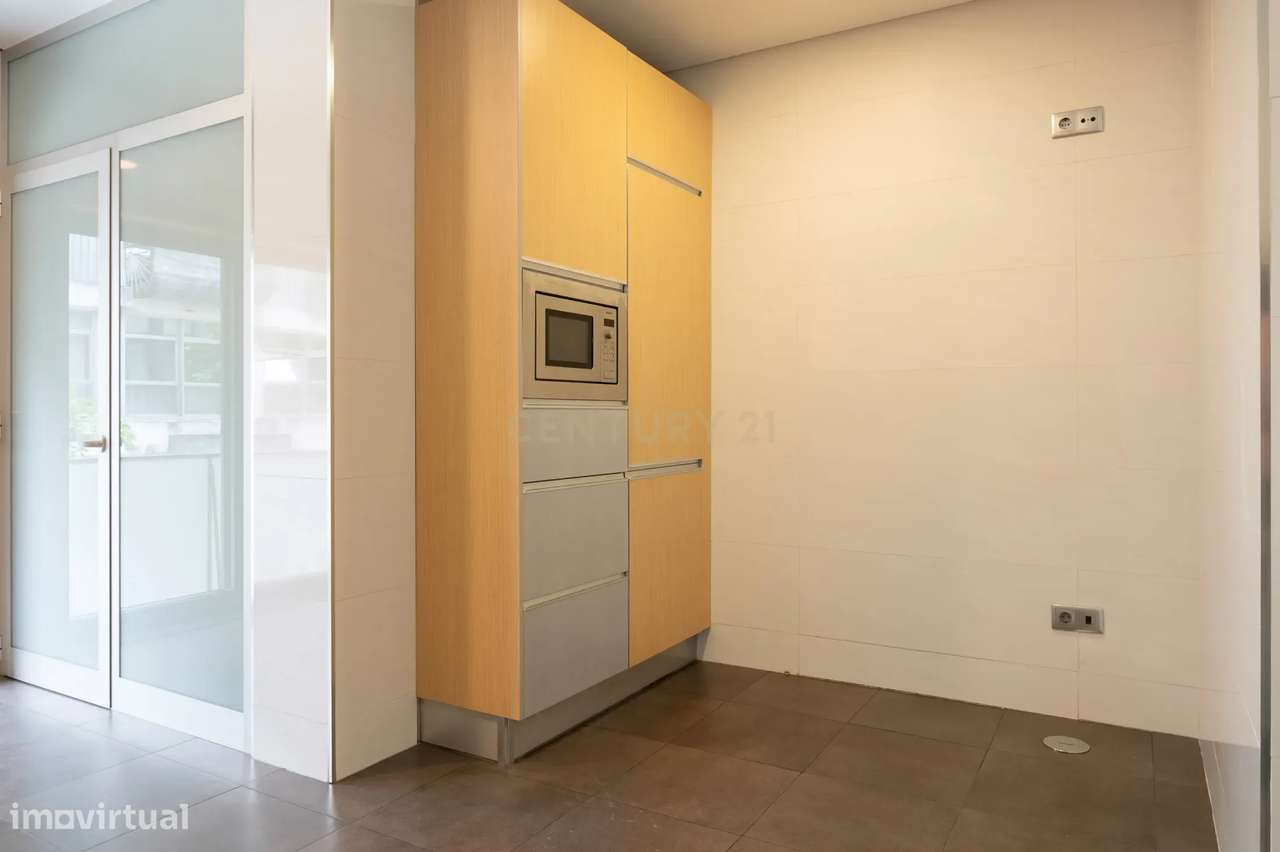 Apartamento T3 com varanda e estacionamento - Rua Duque de Terceira-27