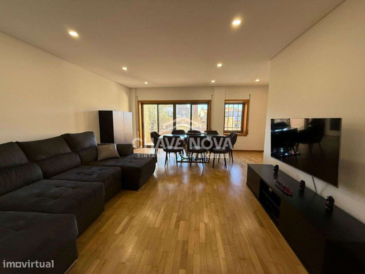 Apartamento T2+1 Renovado c/ Lugar de Garagem em Santa Marinha-23