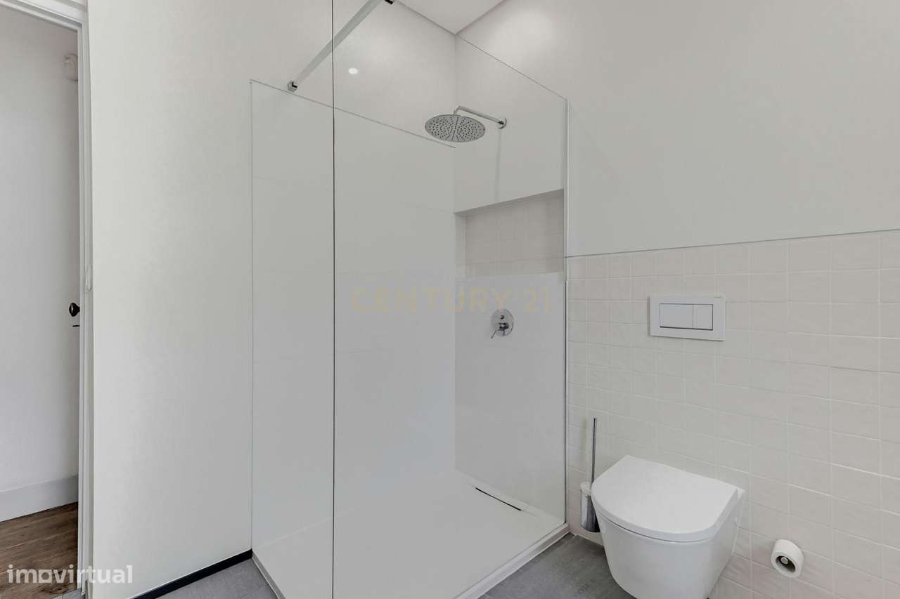 Moradia isolada T3 + 1 com vista mar em localização premium no coração-40